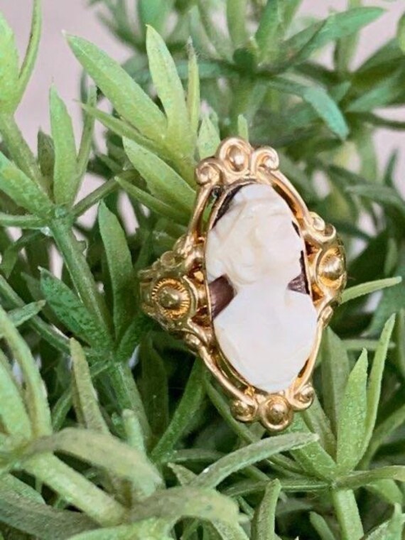 14K Coral Cameo Gold Antique Ring - Size 2 3/4 - image 5