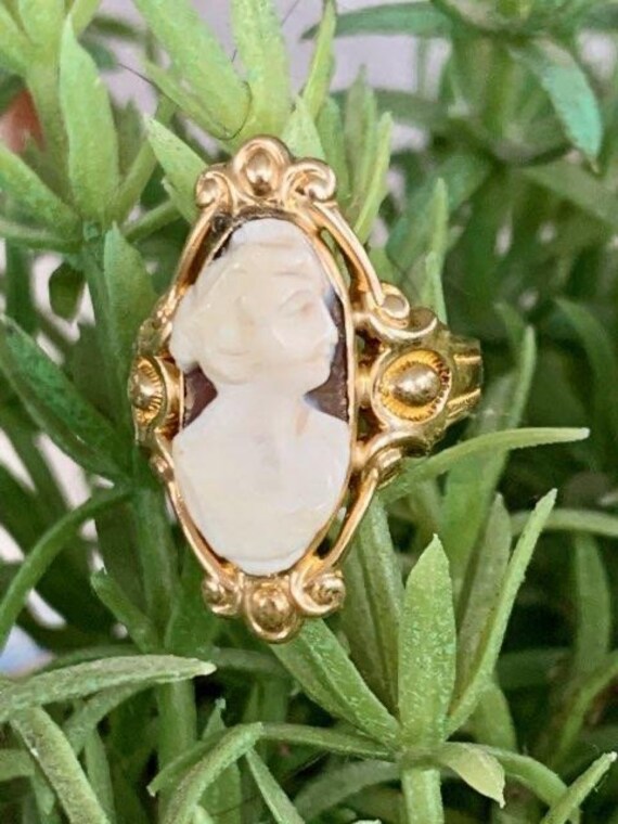 14K Coral Cameo Gold Antique Ring - Size 2 3/4 - image 4