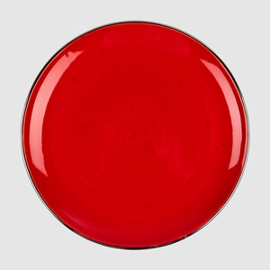 Peut inclure: Une assiette circulaire avec une surface rouge brillante et un bord métallique fin et sombre. L'assiette présente une finition lisse et réfléchissante qui capte la lumière, créant de subtiles variations de ton rouge sur la surface plate.