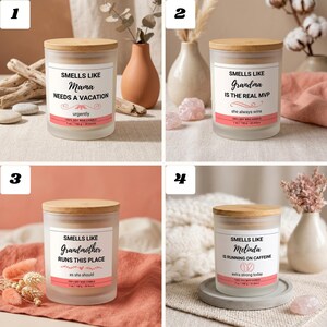 K&ouml;nnte beinhalten: Vier Glas-Kerzengl&auml;ser mit Holzdeckeln. Jede Kerze hat ein Etikett mit einer anderen Botschaft: "Mama Needs a Vacation", "Grandma is the Real MVP", "Grandmother Runs This Place" und "Melinda is Running on Caffeine". Die Kerzen sind 198 g.
