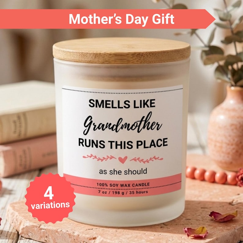 K&ouml;nnte beinhalten: Eine Kerze aus mattiertem Glas mit einem Holzdeckel. Auf dem Etikett steht "Smells Like Grandmother Runs This Place". Die Kerze ist 198 g und aus Sojawachs. Das Bild enth&auml;lt auch den Text "Mother's Day Gift" und "4 variations."