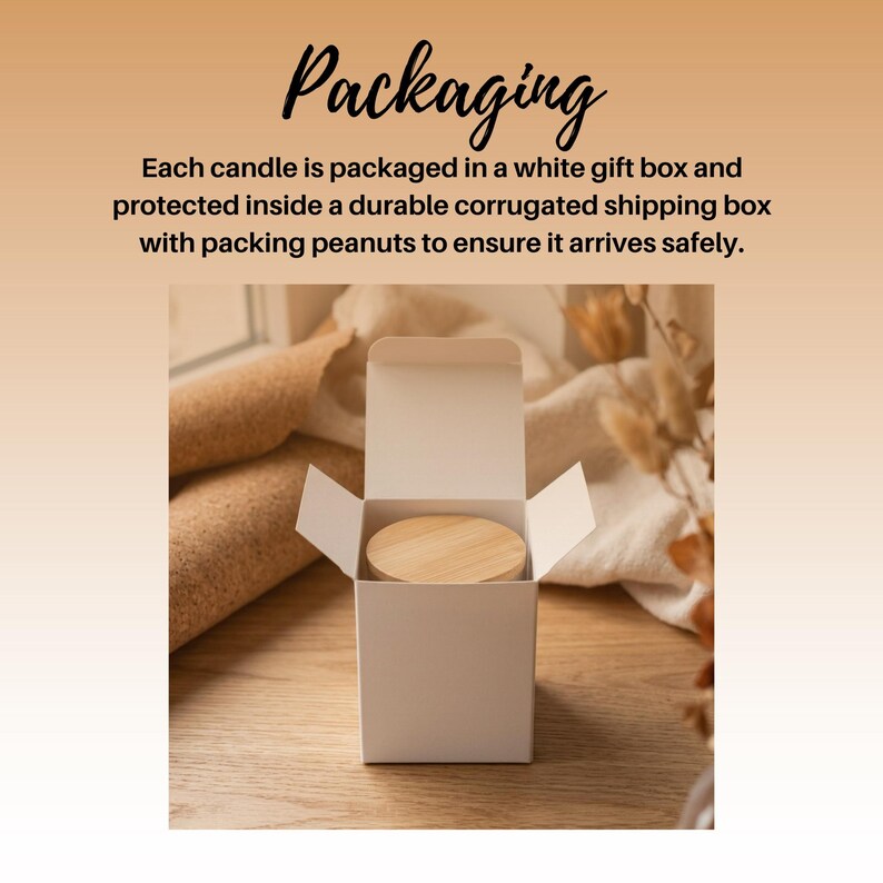K&ouml;nnte beinhalten: Eine wei&szlig;e Geschenkbox mit offenem Deckel, die einen Holzdeckel im Inneren zeigt. Das Wort "Verpackung" ist in einer Schreibschrift oben im Bild geschrieben. Die Box steht auf einer Holzoberfl&auml;che.