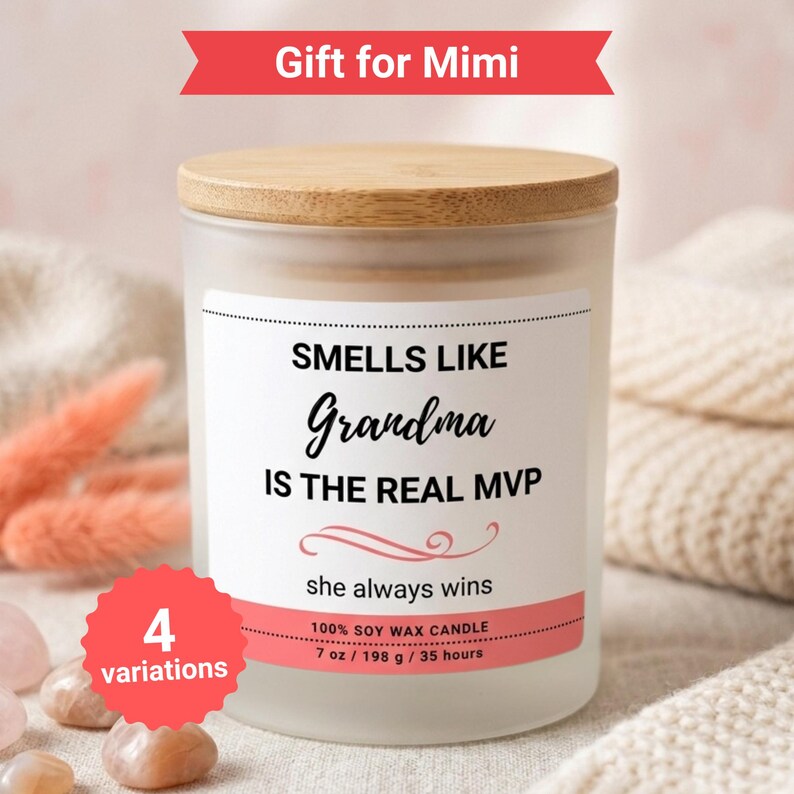 K&ouml;nnte beinhalten: Eine Kerze aus mattiertem Glas mit einem Holzdeckel. Auf dem Etikett steht "SMELLS LIKE Grandma IS THE REAL MVP she always wins." Die Kerze ist 198 g und besteht aus 100 % Sojawachs. Ein rotes Banner sagt "Gift for Mimi."