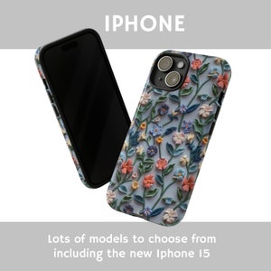 Op de afbeelding: Twee iPhone-hoesjes, een zwarte en een met een bloemenpatroon. Het bloemenhoesje heeft een lichtblauwe achtergrond met roze, blauwe en gele bloemen. De tekst "IPHONE" staat bovenaan de afbeelding. De tekst "Lots of models to choose from including the new iPhone 15" staat onderaan de afbeelding.