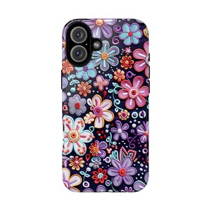 Op de afbeelding: Een telefoonhoesje met een bloemenpatroon. De hoes heeft een donkere achtergrond met een patroon van kleurrijke, verhoogde bloemen in roze, paars, oranje en blauw. De bloemen hebben gedetailleerde bloemblaadjes en centra, wat een textuur geeft.