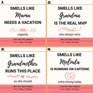 K&ouml;nnte beinhalten: Vier Sojawachskerzen mit Text. Die erste Kerze sagt "Smells Like Mama Needs a Vacation" und "urgently". Die zweite Kerze sagt "Smells Like Grandma is the Real MVP" und "she always wins". Die dritte Kerze sagt "Smells Like Grandmother Runs This Place" und "as she should". Die vierte Kerze sagt "Smells Like Melinda is Running on Caffeine" und "extra strong today".