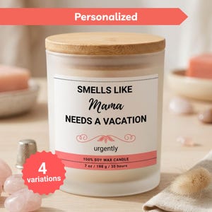 K&ouml;nnte beinhalten: Eine wei&szlig;e, mattierte Glas-Kerze mit Holzdeckel. Auf dem Etikett steht "SMELLS LIKE Mama NEEDS A VACATION" mit "urgently" darunter. Die Kerze hat 198 g und eine Brenndauer von 35 Stunden. Das Wort "Personalized" steht oben.