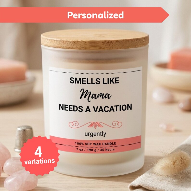 K&ouml;nnte beinhalten: Eine wei&szlig;e, mattierte Glas-Kerze mit Holzdeckel. Auf dem Etikett steht "SMELLS LIKE Mama NEEDS A VACATION" mit "urgently" darunter. Die Kerze hat 198 g und eine Brenndauer von 35 Stunden. Das Wort "Personalized" steht oben.