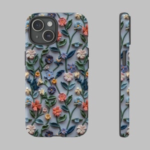 Op de afbeelding: Een telefoonhoes met een bloemenpatroon. De hoes is gemaakt van zacht, flexibel materiaal en heeft een reli&euml;f bloemenpatroon. De bloemen zijn in tinten roze, blauw en geel. De hoes is ontworpen om te passen op een smartphone.