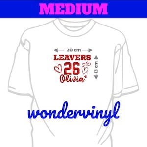 Peut inclure: T-shirt blanc avec un motif rouge paillet&eacute; indiquant "LEAVERS 26 Olivia" avec des c&oelig;urs. Le motif mesure environ 20 cm de large et 13 cm de haut. Le mot "MEDIUM" est en haut et "wondervinyl" en bas.