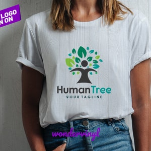 K&ouml;nnte beinhalten: Ein wei&szlig;es T-Shirt mit einem gr&uuml;nen und blauen Baumlogo, das eine menschliche Figur zeigt. Der Logo-Text lautet "HumanTree" und "Your Tagline".