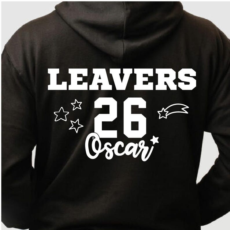 Peut inclure: Un sweat &agrave; capuche noir avec l'inscription blanche "LEAVERS 26 Oscar", accompagn&eacute;e d'&eacute;toiles et d'une &eacute;toile filante. V&ecirc;tement d&eacute;contract&eacute;, id&eacute;al pour un &eacute;v&eacute;nement de fin d'&eacute;tudes.