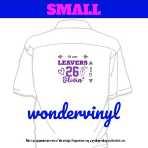 Peut inclure: T-shirt blanc avec un motif paillet&eacute; violet. Le motif comprend le mot "LEAVERS", le chiffre "26", le nom "Olivia" et deux c&oelig;urs. Le motif mesure environ 15 cm de large et 12 cm de haut. Le mot "SMALL" est en haut.