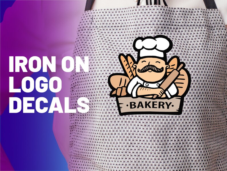 K&ouml;nnte beinhalten: B&uuml;gelbild mit einem Logo, das einen Cartoon-B&auml;cker mit Schnurrbart zeigt, der eine Teigrolle h&auml;lt und von Brot umgeben ist. Das Logo sagt "BAKERY" auf einem Banner.