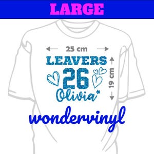 Peut inclure: T-shirt blanc avec un motif bleu paillet&eacute;. Le motif comprend le mot "LEAVERS", le chiffre "26", le nom "Olivia", des c&oelig;urs et le texte "wondervinyl". Le motif mesure environ 25 cm de large et 19 cm de haut.