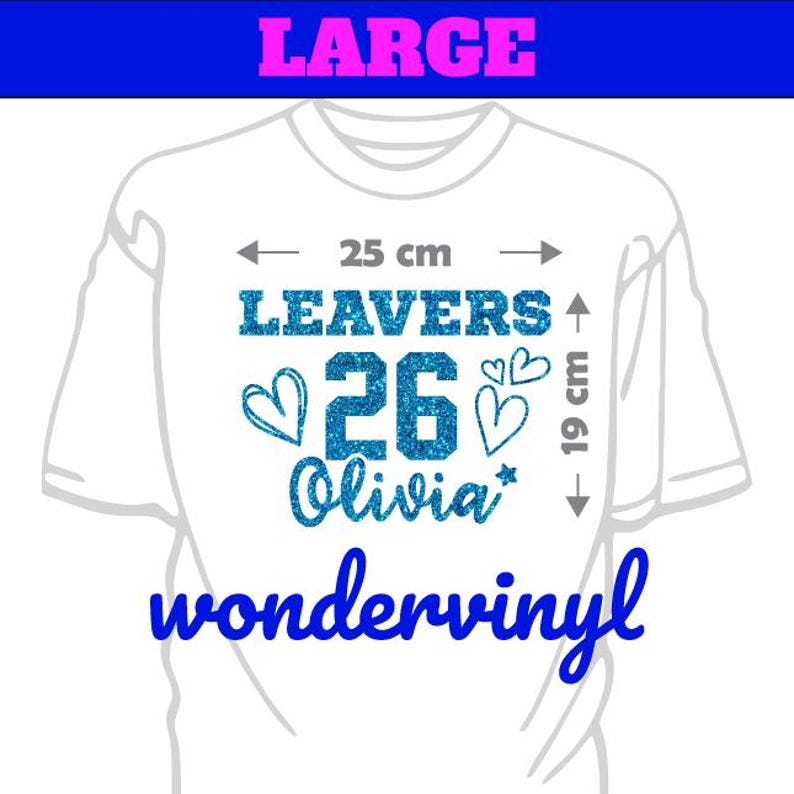 Peut inclure: T-shirt blanc avec un motif bleu paillet&eacute;. Le motif comprend le mot "LEAVERS", le chiffre "26", le nom "Olivia", des c&oelig;urs et le texte "wondervinyl". Le motif mesure environ 25 cm de large et 19 cm de haut.