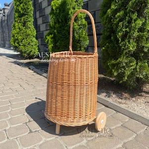 ハンドルと車輪付きの籐製ショッピングカート - 食料品の買い物、籐製ショッピングカート、ピクニックや家庭での収納に最適なフレンチマーケットバスケットトロリー