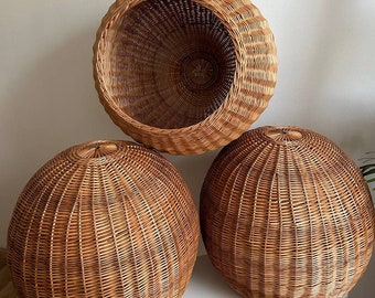 Lámpara de techo de mimbre redonda con pantalla cónica para uso interior y exterior.