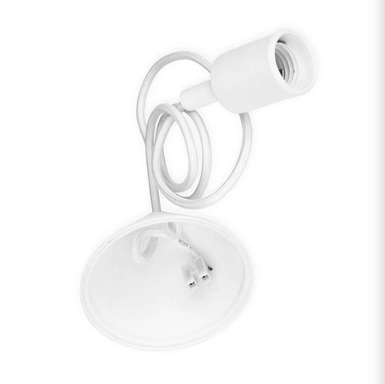 Pu&ograve; includere: Un apparecchio di illuminazione a soffitto bianco con un cavo bianco e una spina bianca. L'apparecchio ha una presa bianca e un baldacchino bianco.