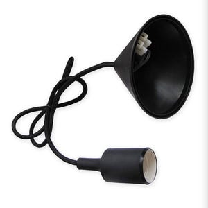 Pu&ograve; includere: Cavo elettrico nero con una presa per lampada nera e un paralume nero. Il paralume ha una forma conica con un connettore di filo bianco all'interno.