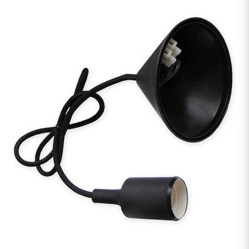 Pu&ograve; includere: Cavo elettrico nero con una presa per lampada nera e un paralume nero. Il paralume ha una forma conica con un connettore di filo bianco all'interno.
