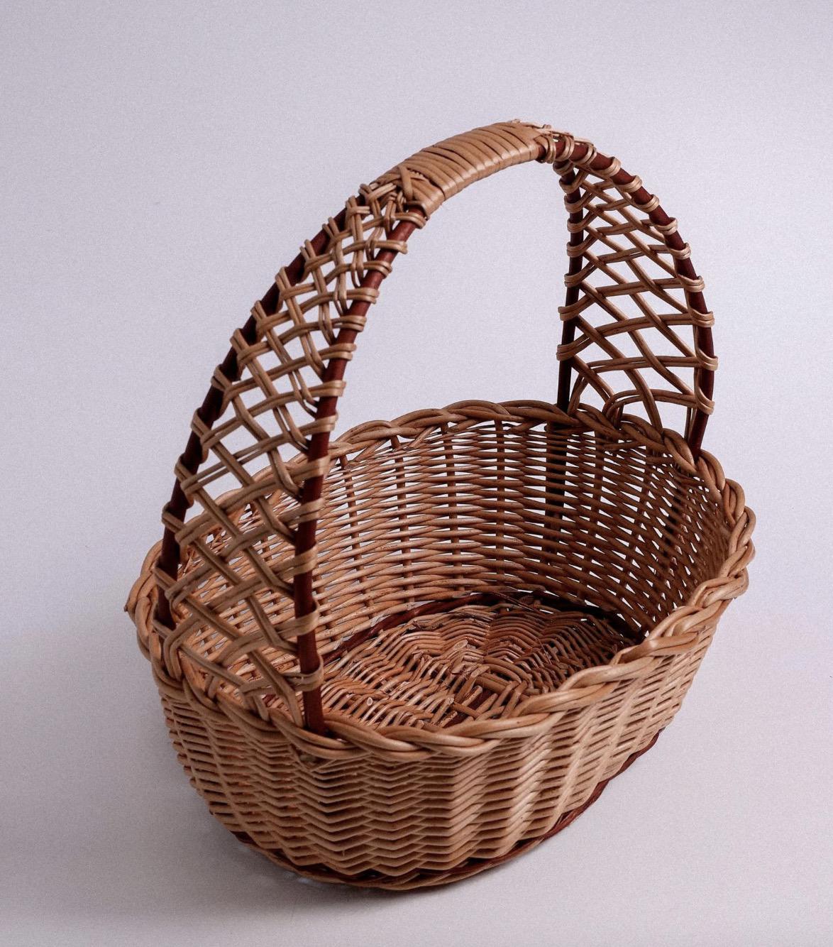 ハンドメイドの白い籐製丸型バスケット（ハンドル付き）、小さな籐製