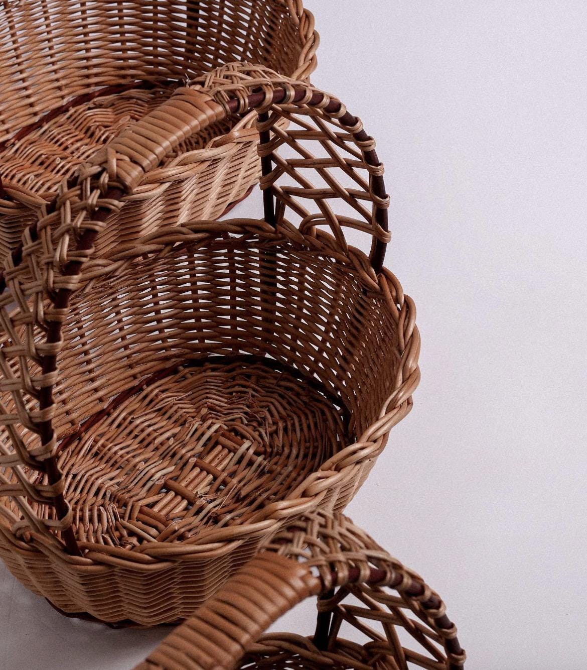 ハンドメイドの白い籐製丸型バスケット（ハンドル付き）、小さな籐製