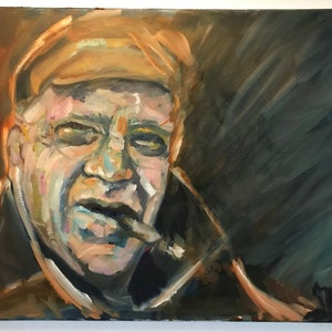 Puede incluir: Una pintura de un hombre con una gorra marrón, gafas y un cigarro en la boca. El fondo es oscuro y la pintura está hecha en un estilo suelto y expresivo.