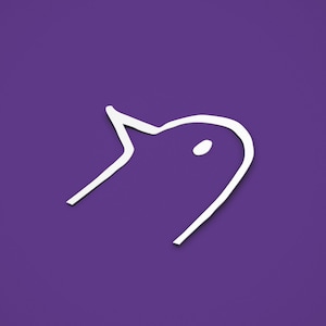 Puede incluir: Un contorno blanco de un pájaro con un pequeño círculo para un ojo sobre un fondo morado.