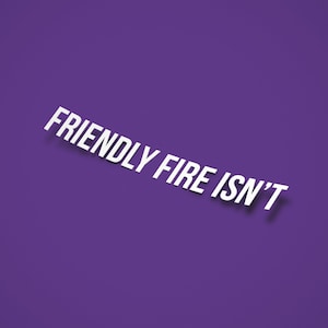 Könnte beinhalten: Lilafarbener Hintergrund mit weißem Text, der "FRIENDLY FIRE ISN'T" lautet