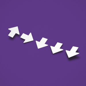 Puede incluir: Cinco flechas blancas apuntando en diferentes direcciones sobre un fondo morado. La primera flecha apunta hacia arriba, y las cuatro restantes apuntan hacia abajo.