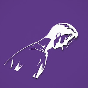 Puede incluir: Una silueta blanca de una persona con el pelo corto, mirando hacia abajo, sobre un fondo morado.