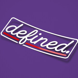 Könnte beinhalten: Weißer Text auf lila Hintergrund mit einem roten Strich durch den Text "defined!" in handschriftlicher Schrift.