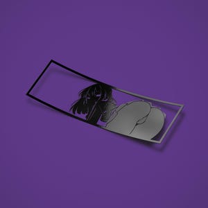 K&ouml;nnte beinhalten: Ein schwarz-wei&szlig;er Anime-Stil-Aufkleber mit einer stilisierten Illustration einer Person in einer anst&ouml;&szlig;igen Pose. Der rechteckige Aufkleber hat einen schwarzen Rahmen und befindet sich vor einem lila Hintergrund.