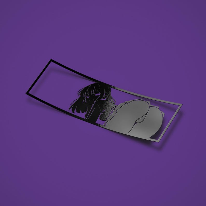 K&ouml;nnte beinhalten: Ein schwarz-wei&szlig;er Anime-Stil-Aufkleber mit einer stilisierten Illustration einer Person in einer anst&ouml;&szlig;igen Pose. Der rechteckige Aufkleber hat einen schwarzen Rahmen und befindet sich vor einem lila Hintergrund.