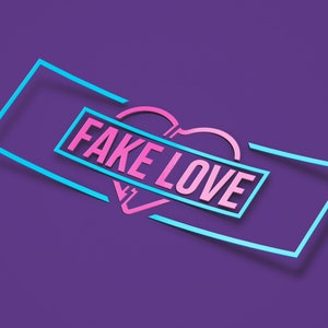 Può includere: Un cuore rosa con un contorno blu è rotto a metà. Le parole "FAKE LOVE" sono scritte in lettere rosa all'interno di un rettangolo blu.