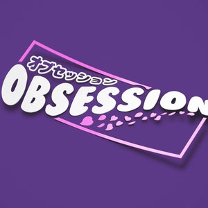 Puede incluir: Texto blanco que dice "OBSESSION" en una fuente en negrita y de estilo de dibujos animados. El texto está dentro de un rectángulo rosa con un contorno blanco. El rectángulo está inclinado. Hay pequeños corazones rosas dispersos alrededor del texto.