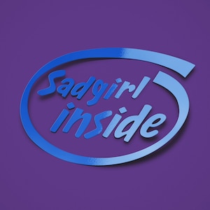 Könnte beinhalten: Ein blauer Kreis mit dem Text "Sadgirl inside" in weißer Schrift.