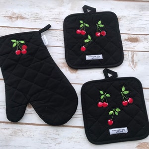 Cherry pot holders and oven mitt, gift for cook, kitchen decor, cherry, pot holders, oven mitten, gift  ,gift set, baking set, valentine