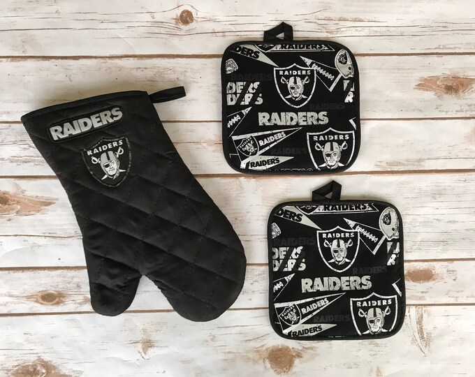 Set of 2 Pot Holders and Oven Mitten Raiders, Gift Set, Gift, Gift for