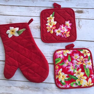 Pot holders and oven mitten Hawaiian flowers Plumeria, tropical flowers pot holders, aloha mitten, plumeria, cook gift, birthday gift