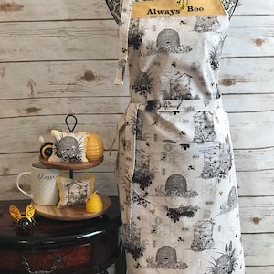 Honey Bee apron, personalize,mother day gift, bee, bee lovers, birthday gift, yellow apron, canvas cotton apron, gift, bee gift, wedding
