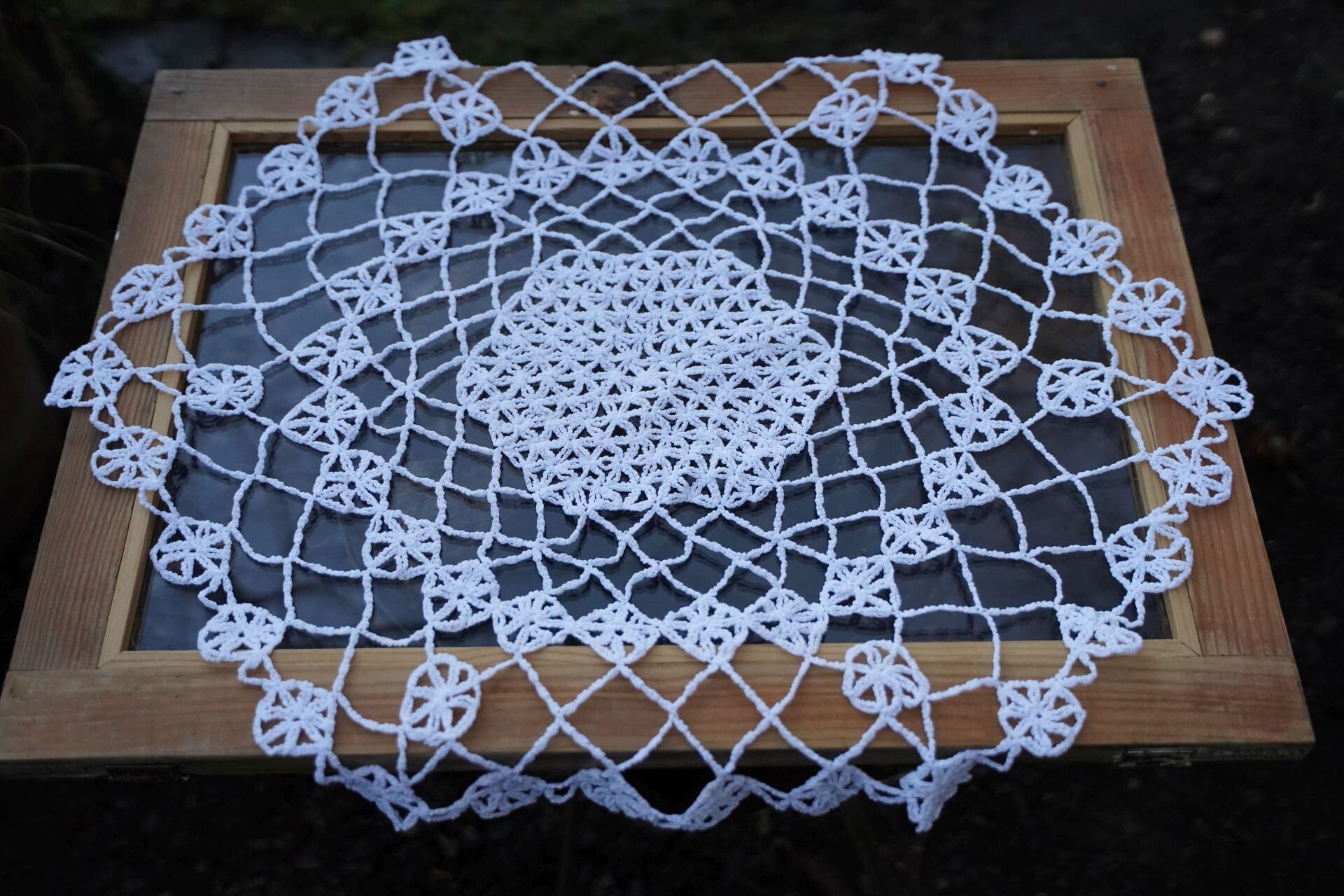 Pequeño tapete de 10 hileras tejido a crochet (diámetro aprox