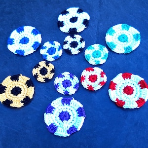 Peut inclure: Dix sous-verres en crochet de différentes couleurs et motifs. Les sous-verres sont circulaires et présentent une variété de motifs géométriques, notamment des cercles, des carrés et des étoiles. Les sous-verres sont réalisés avec un mélange de fils blancs, bleus, rouges, jaunes et noirs.