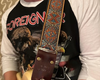 Gitarrrem, justerbar gravyr, personlig rem, "SLEEVE", blommig guld & röd, läderändar, för elgitarrer, akustiska eller basgitarrer