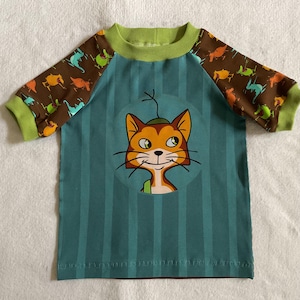 T-Shirt Gr. 98 "Findus" grün blau Streifen braun Kater Mucklas Frühling Sommer Geschenk Kindershirt Urlaub