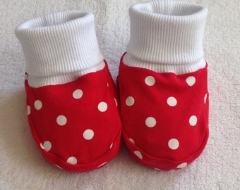 Tippy Toes Babyschühchen "Kleines Pünktchen" Babysocken handmade rot weiß Mädchen Geschenk Taufe Geburt