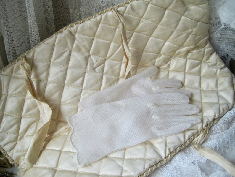 wunderschöne alte Seidentasche Handschuhschachtel antik french Pochette Wäschetasche lingerie france Boudoir vintage Kissen french Hochzeit Bild 5
