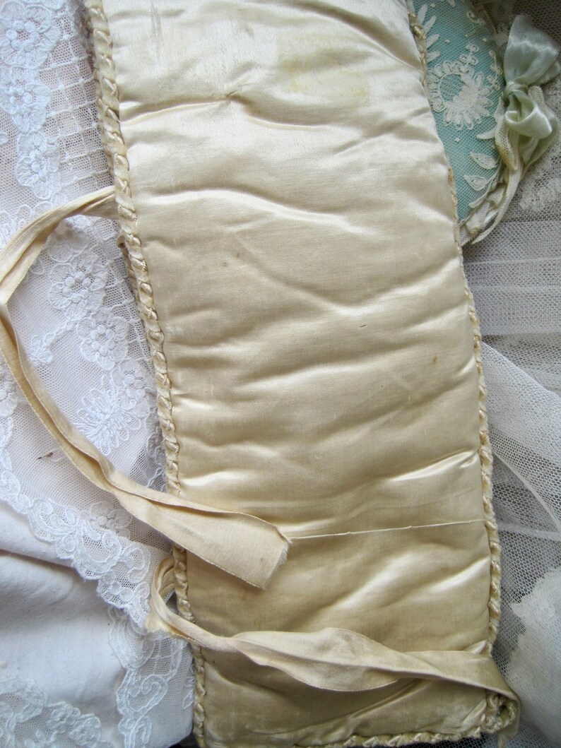 wunderschöne alte Seidentasche Handschuhschachtel antik french Pochette Wäschetasche lingerie france Boudoir vintage Kissen french Hochzeit Bild 10