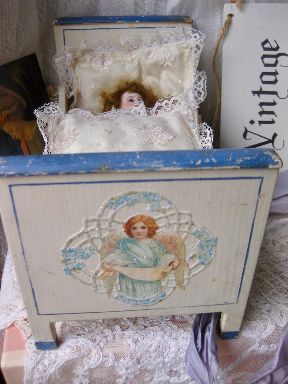 Lit Cage De Poupée Ancien En Fer Laqué Jaune - Avec Matelas D'origine, 61x35.5x43 Cm